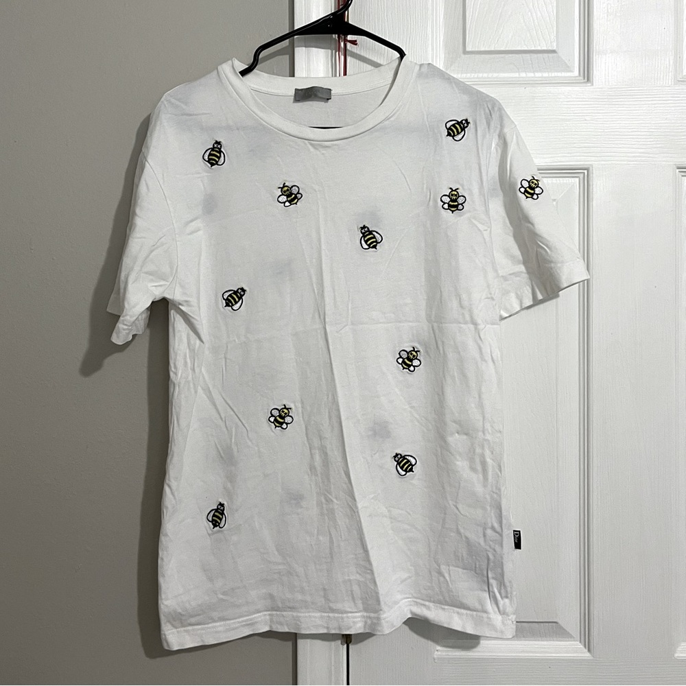 White t-shirt with bumble bees- like new -size M